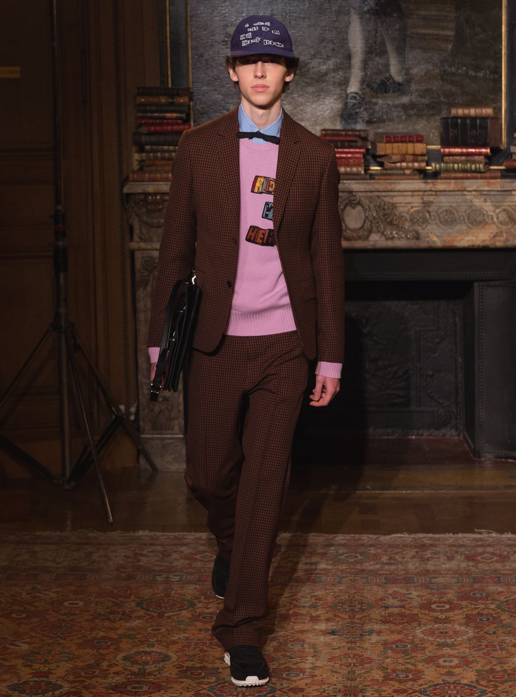 Fashion Week Paris Fall/Winter 2017 look 46 from the Valentino collection menswear