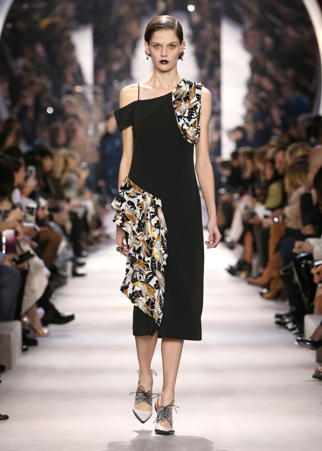 Fashion Week Paris Fall/Winter 2016 look 47 from the Christian Dior collection womenswear