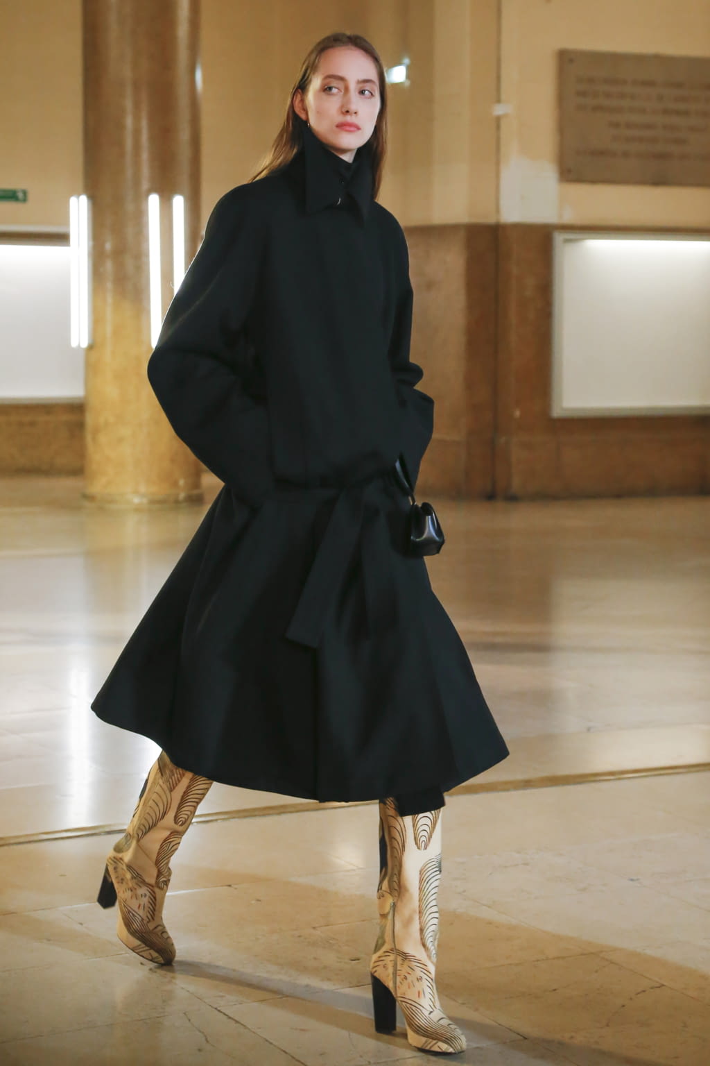 Fashion Week Paris Fall/Winter 2020 look 47 from the Lemaire collection 女装