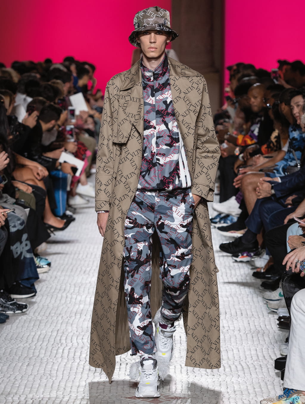 Fashion Week Paris Spring/Summer 2019 look 47 from the Valentino collection menswear