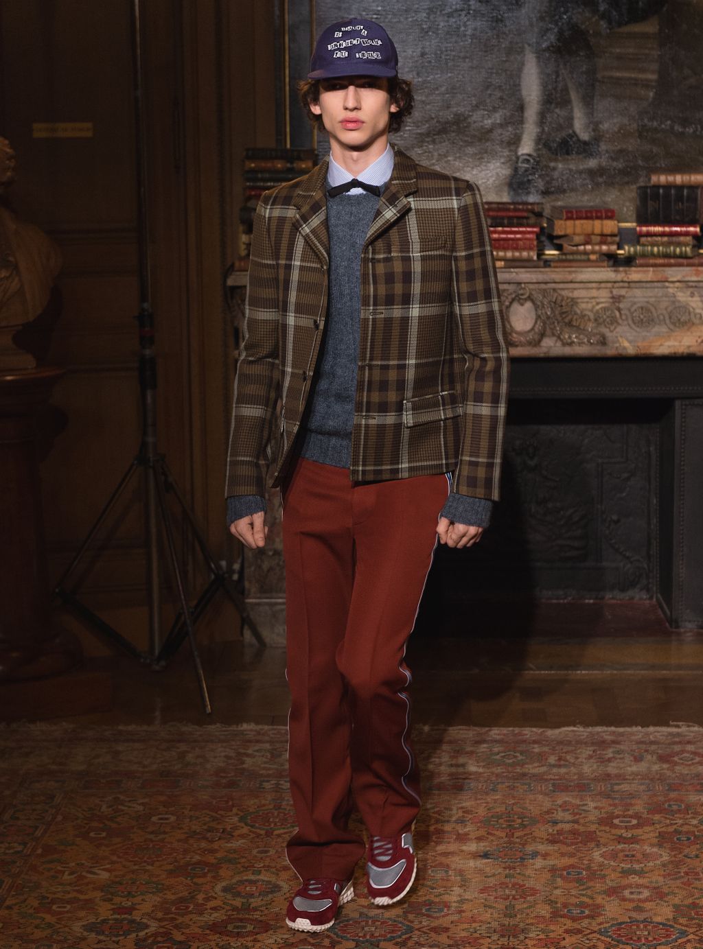 Fashion Week Paris Fall/Winter 2017 look 47 from the Valentino collection menswear