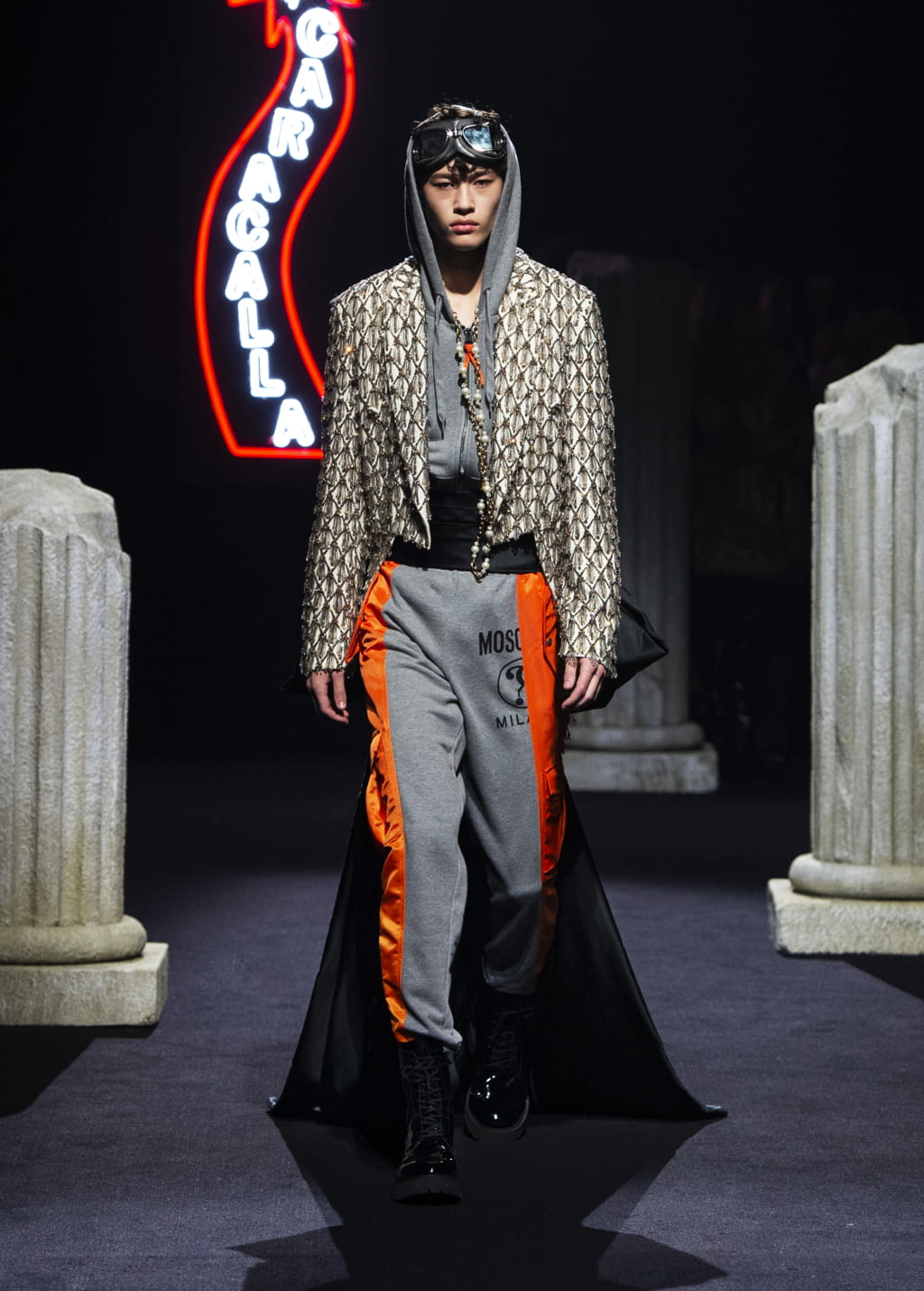 Fashion Week Milan Fall/Winter 2019 look 48 from the Moschino collection 男装