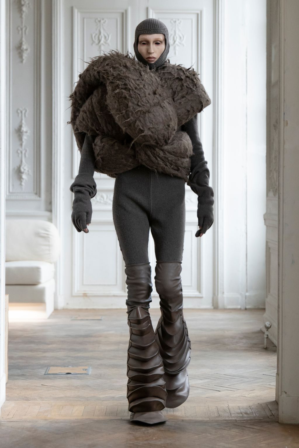 Fashion Week Paris Fall/Winter 2024 look 4 from the Rick Owens collection womenswear