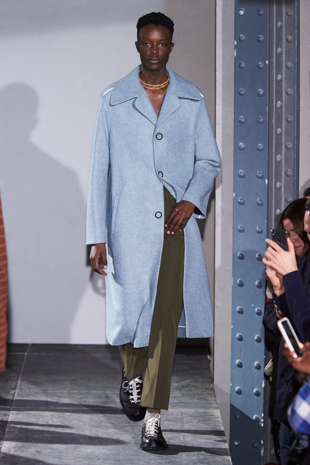 Fashion Week Paris Fall/Winter 2018 look 5 from the Acne Studios collection menswear