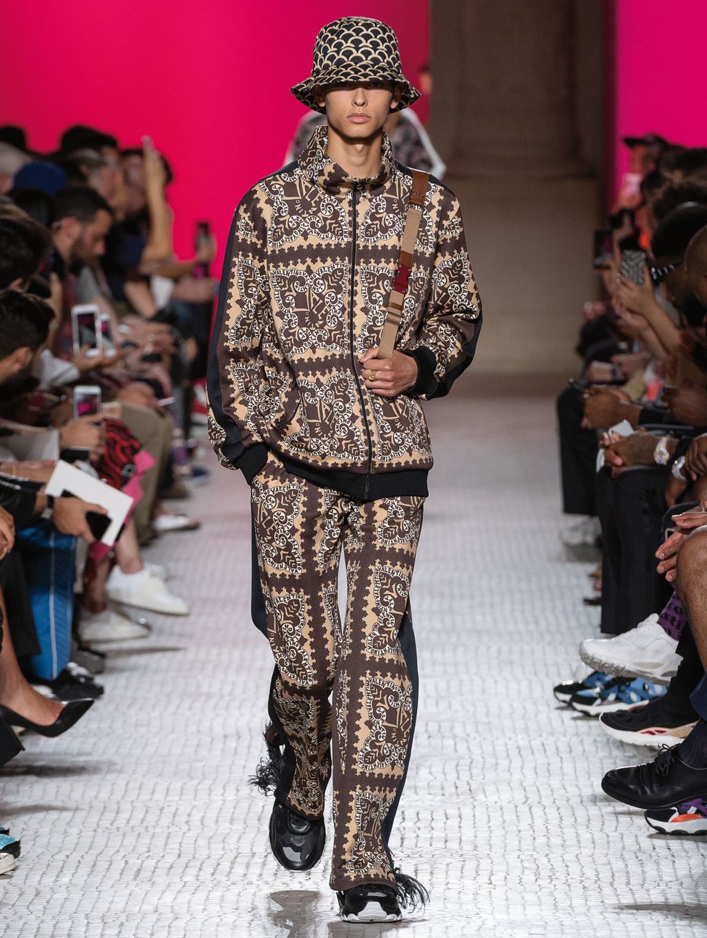 Fashion Week Paris Spring/Summer 2019 look 50 from the Valentino collection 男装
