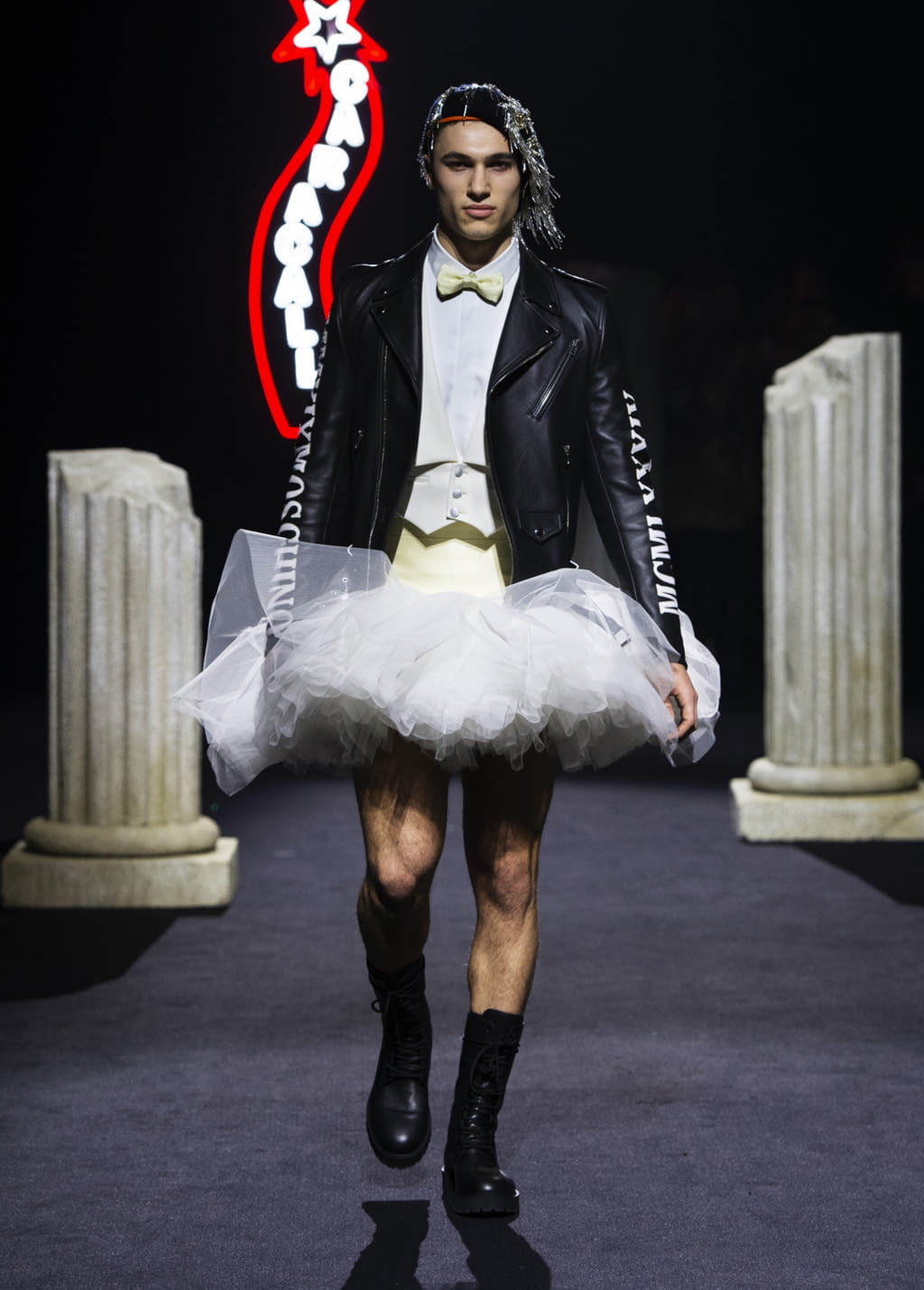 Fashion Week Milan Fall/Winter 2019 look 52 de la collection Moschino menswear