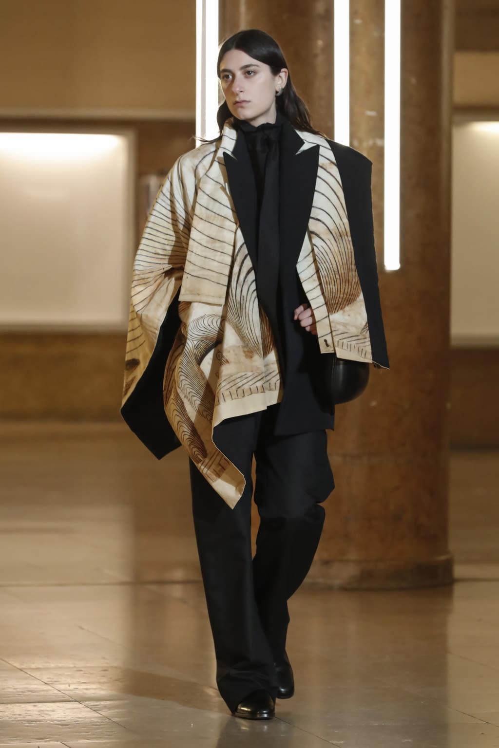 Fashion Week Paris Fall/Winter 2020 look 52 from the Lemaire collection 女装