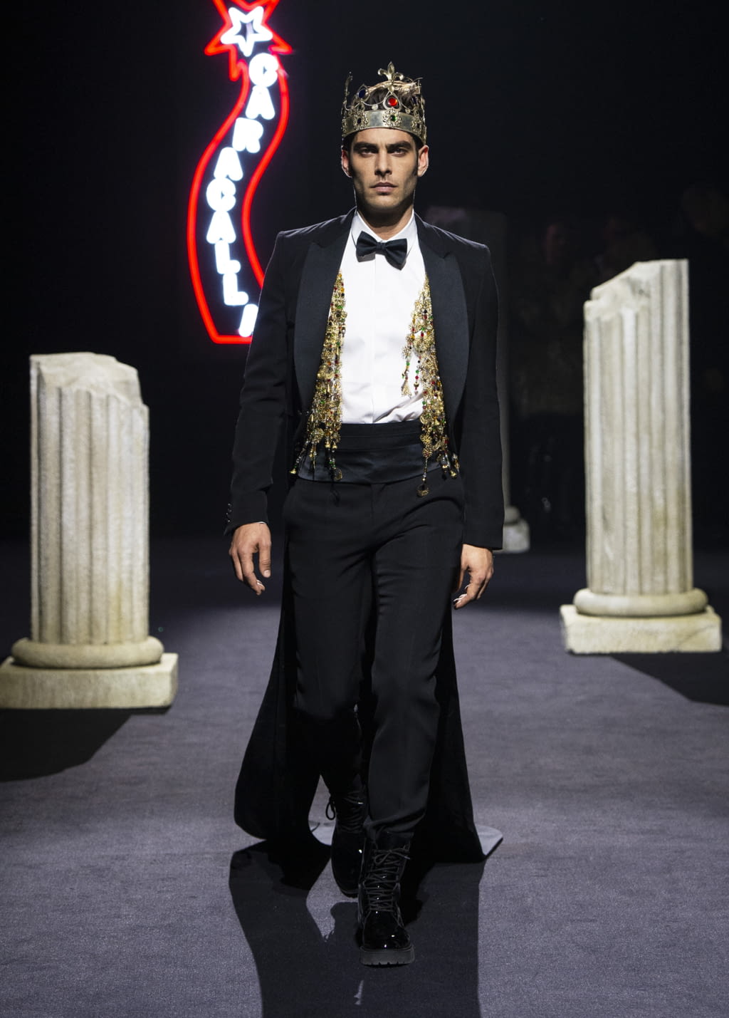 Fashion Week Milan Fall/Winter 2019 look 54 from the Moschino collection menswear