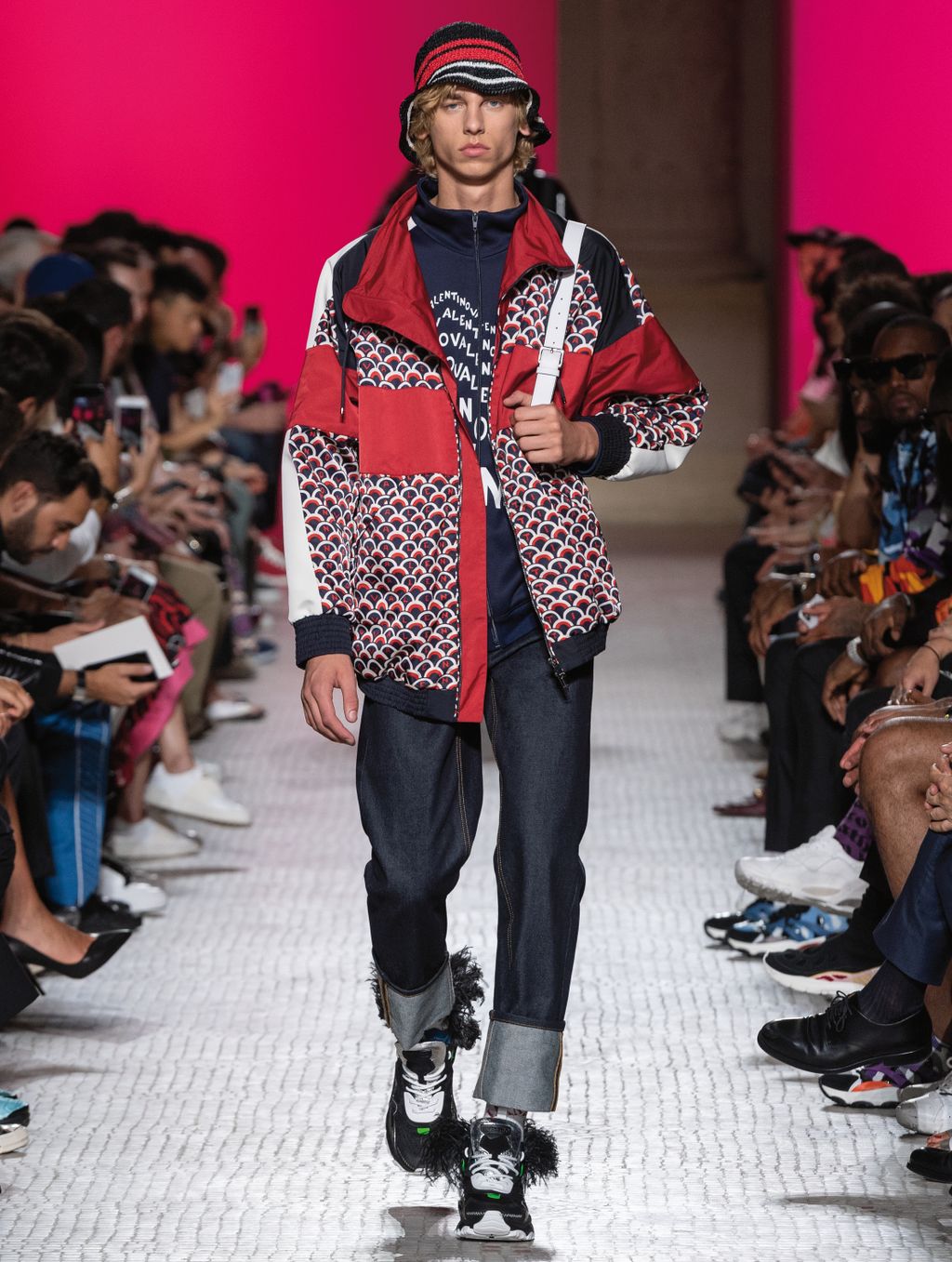 Fashion Week Paris Spring/Summer 2019 look 54 from the Valentino collection 男装