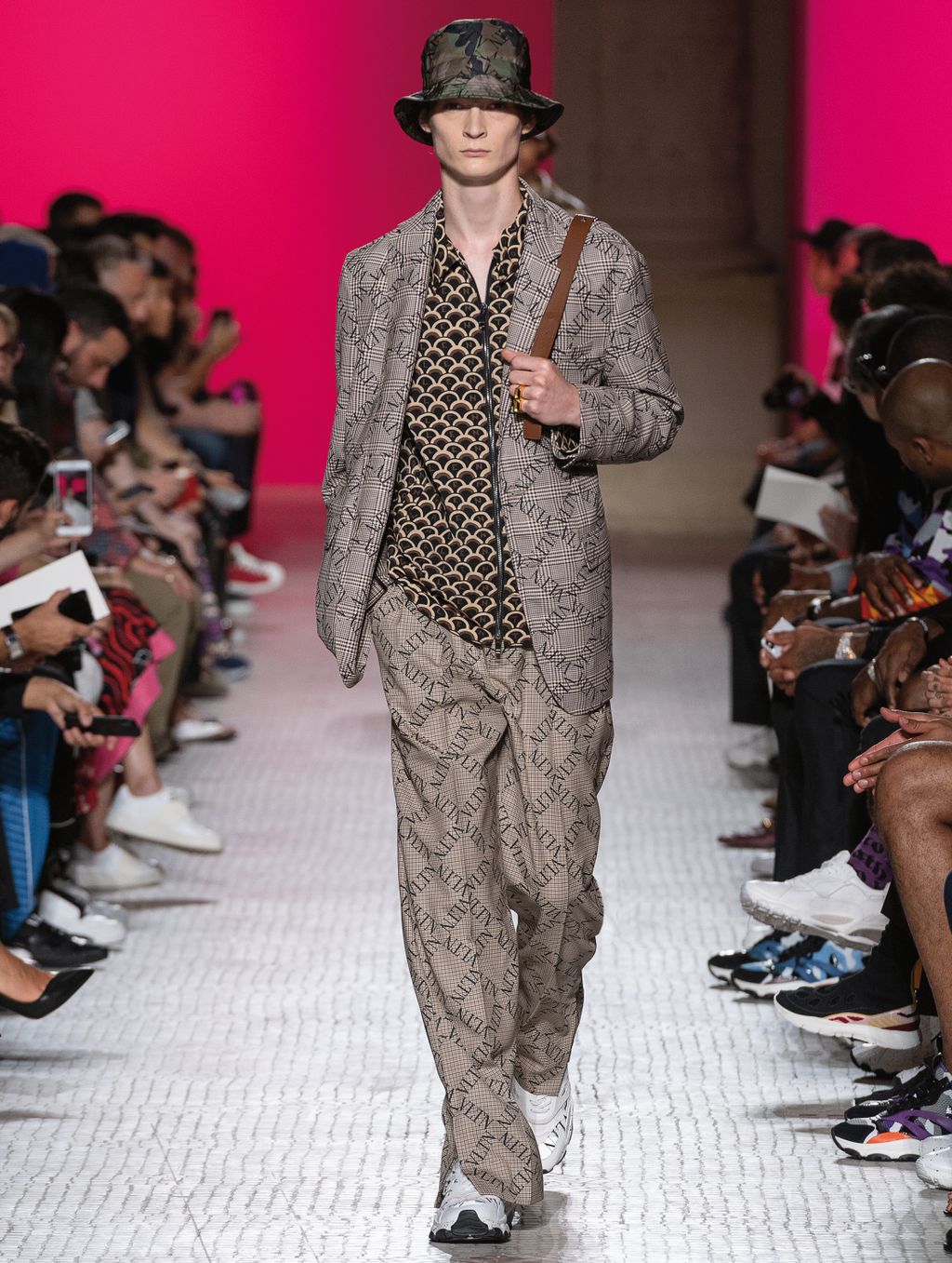 Fashion Week Paris Spring/Summer 2019 look 58 from the Valentino collection 男装