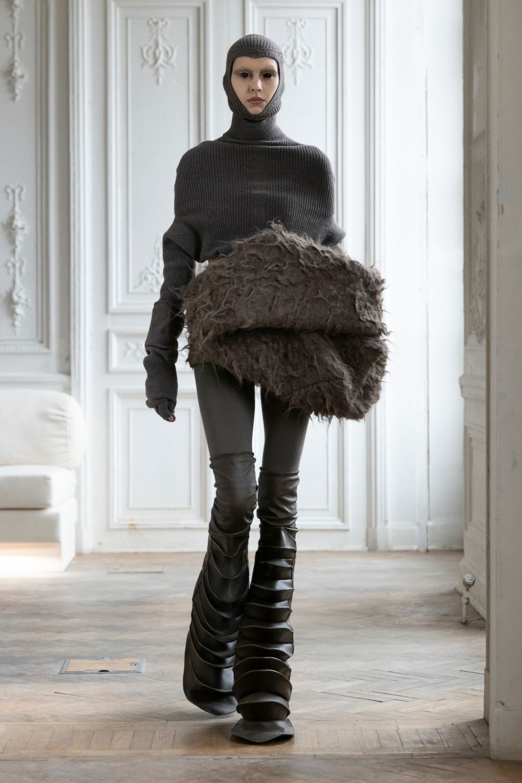 Fashion Week Paris Fall/Winter 2024 look 5 de la collection Rick Owens womenswear