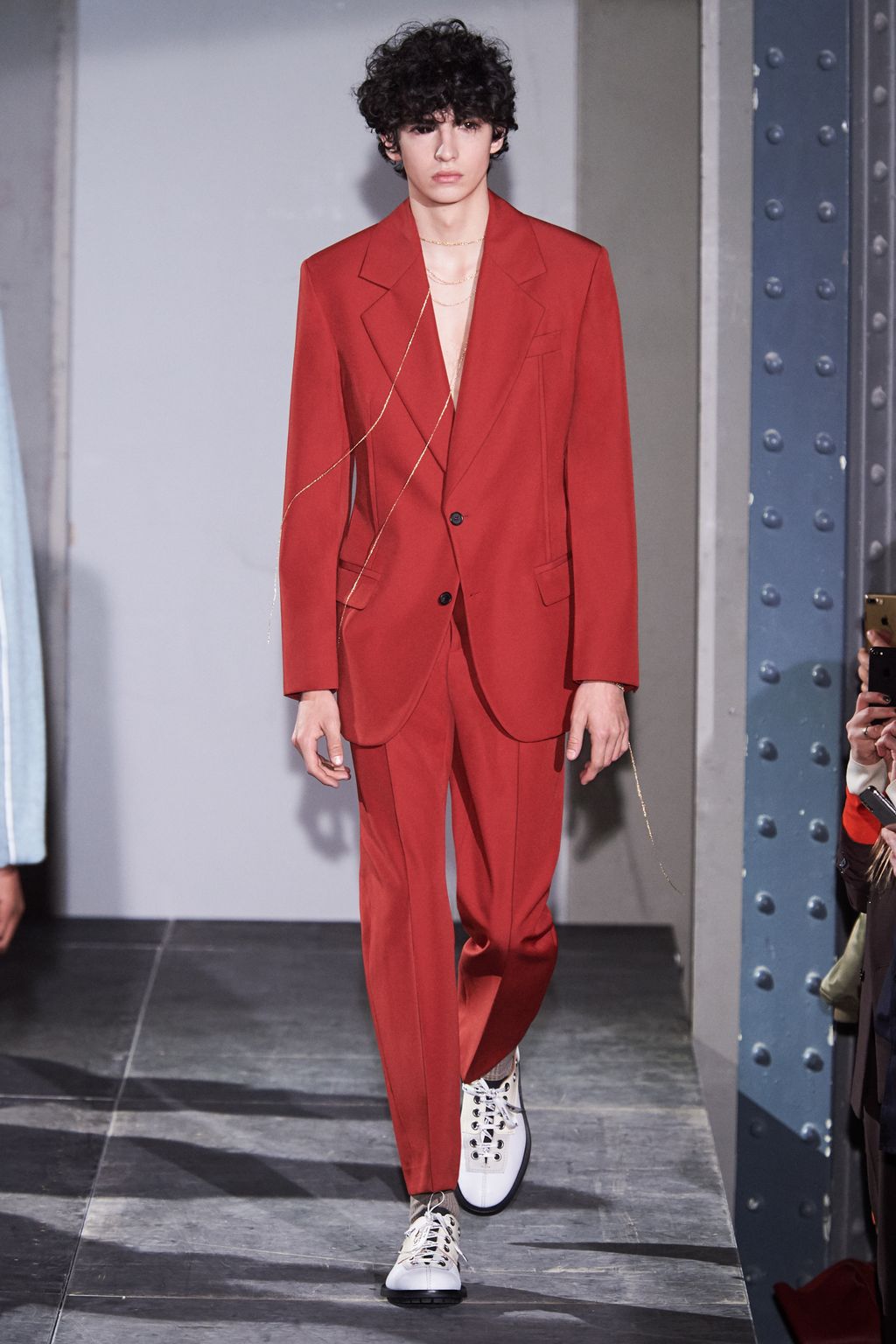 Fashion Week Paris Fall/Winter 2018 look 6 from the Acne Studios collection menswear