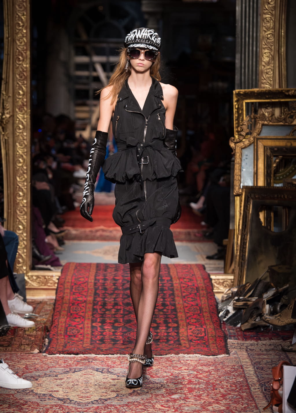 Fashion Week Milan Fall/Winter 2016 look 6 de la collection Moschino womenswear