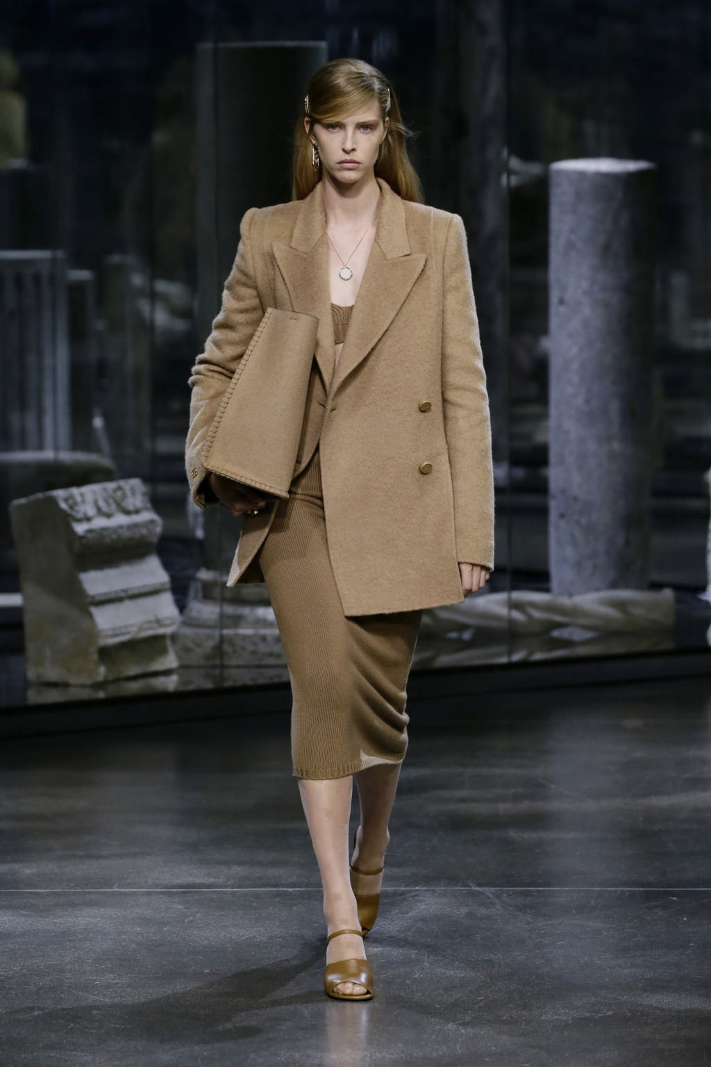 Fashion Week Milan Fall/Winter 2021 look 6 from the Fendi collection 女装