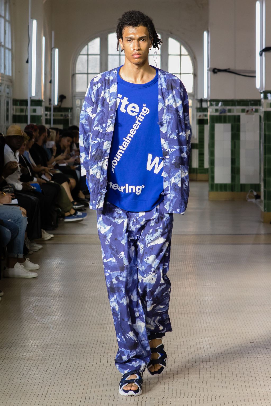 Fashion Week Paris Spring/Summer 2018 look 6 from the White Mountaineering collection menswear