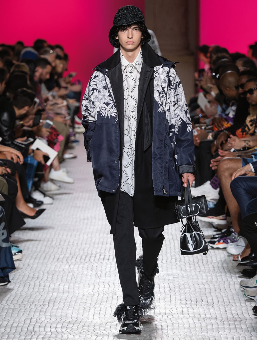 Fashion Week Paris Spring/Summer 2019 look 60 from the Valentino collection menswear