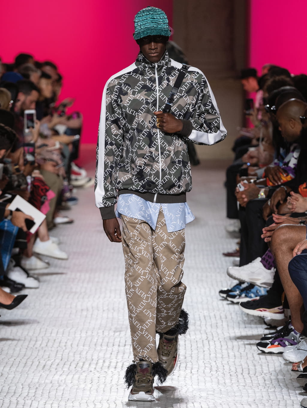 Fashion Week Paris Spring/Summer 2019 look 61 from the Valentino collection 男装