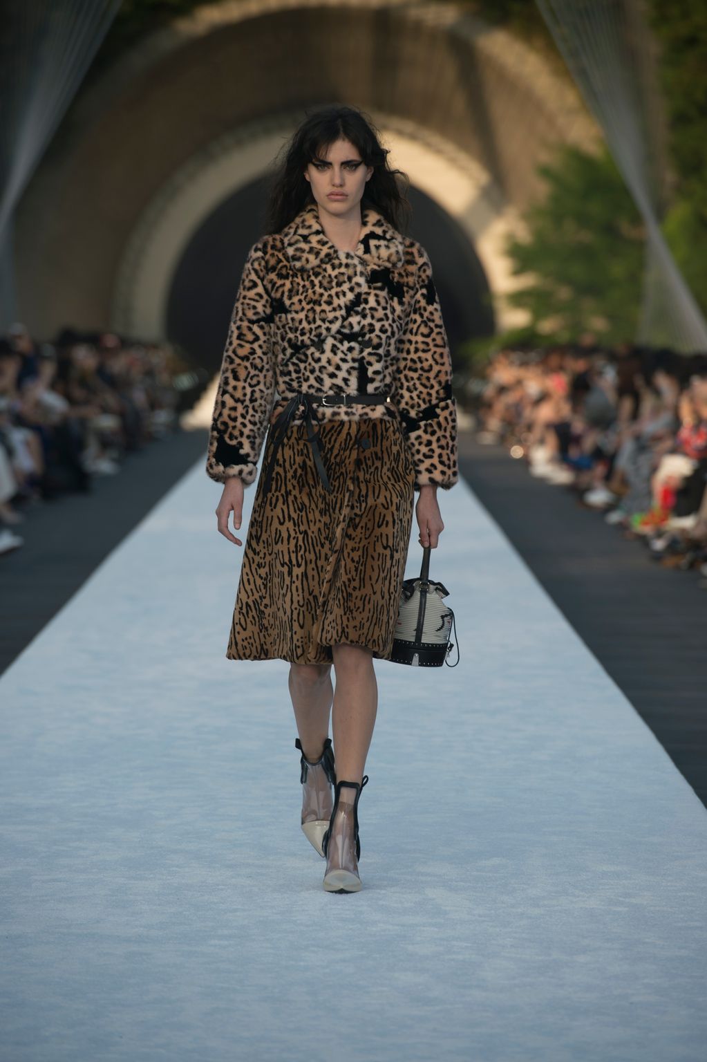 Fashion Week Paris Resort 2018 look 21 from the Louis Vuitton collection womenswear
