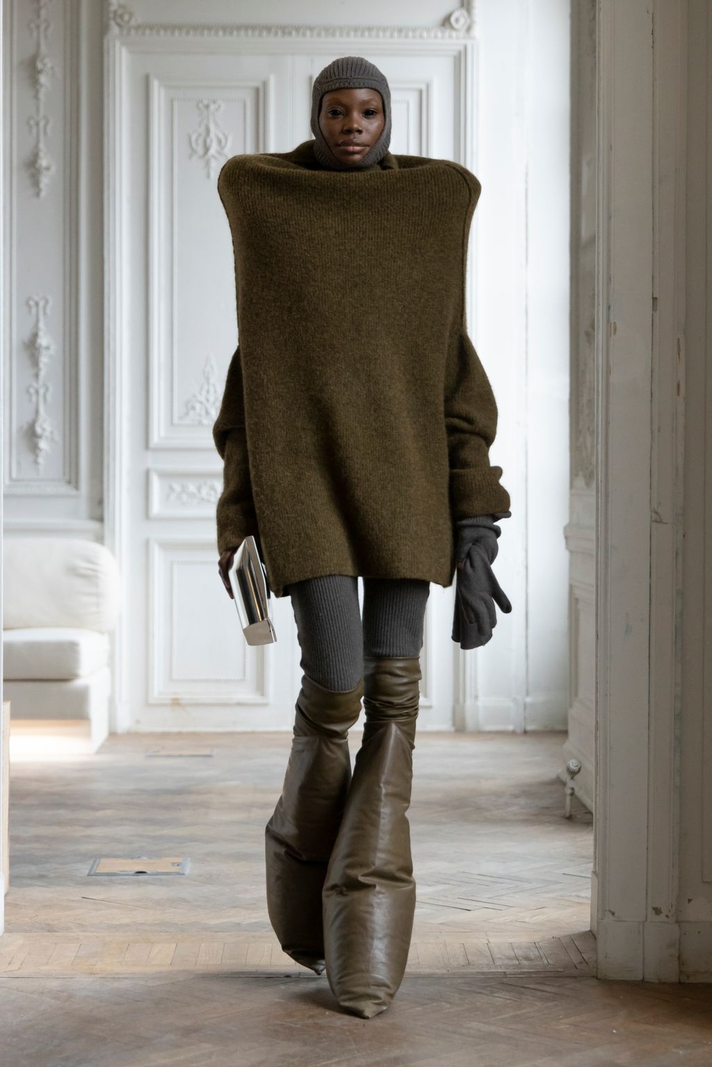 Fashion Week Paris Fall/Winter 2024 look 6 de la collection Rick Owens womenswear