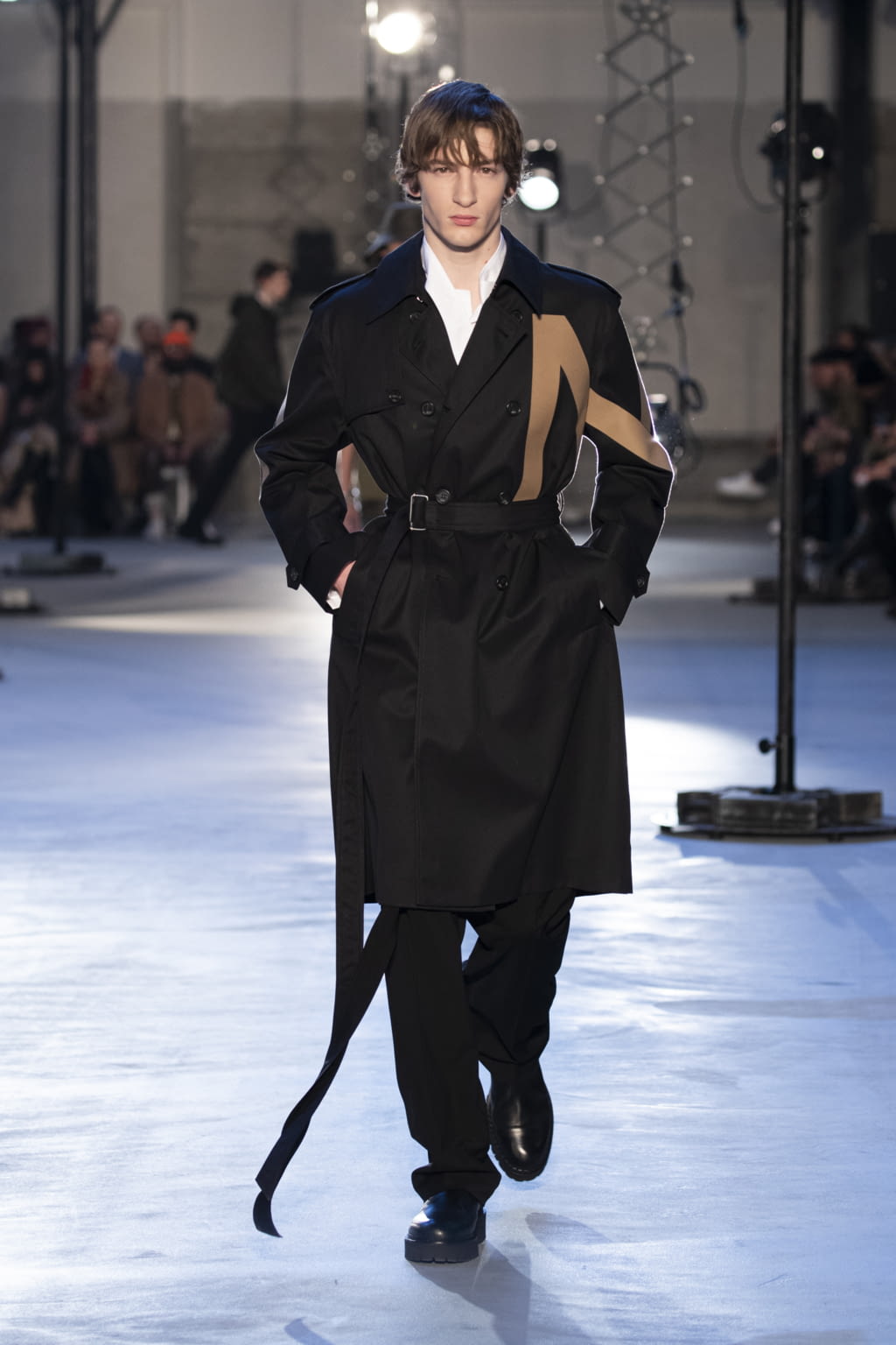Fashion Week Milan Fall/Winter 2020 look 6 de la collection N°21 menswear