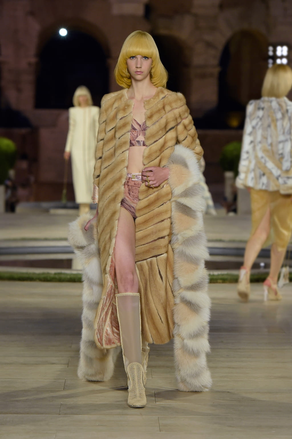 Fashion Week Milan Fall/Winter 2019 look 7 from the Fendi collection couture