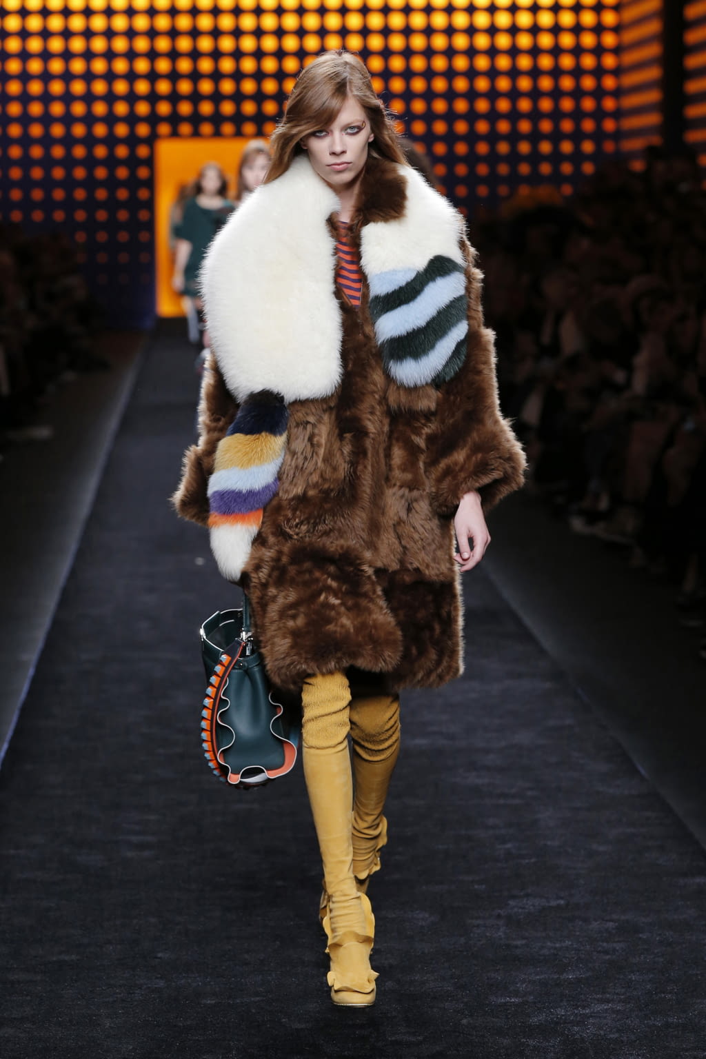 Fashion Week Milan Fall/Winter 2016 look 7 from the Fendi collection 女装