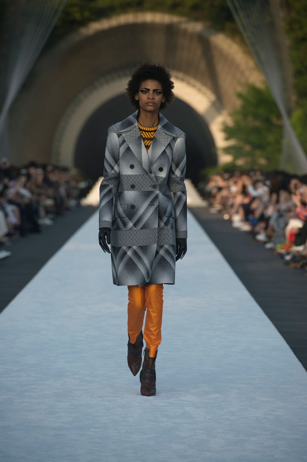 Fashion Week Paris Resort 2018 look 22 from the Louis Vuitton collection 女装