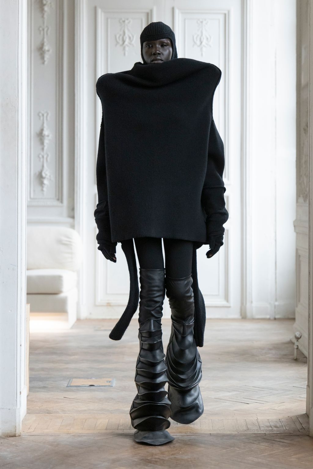 Fashion Week Paris Fall/Winter 2024 look 7 de la collection Rick Owens womenswear