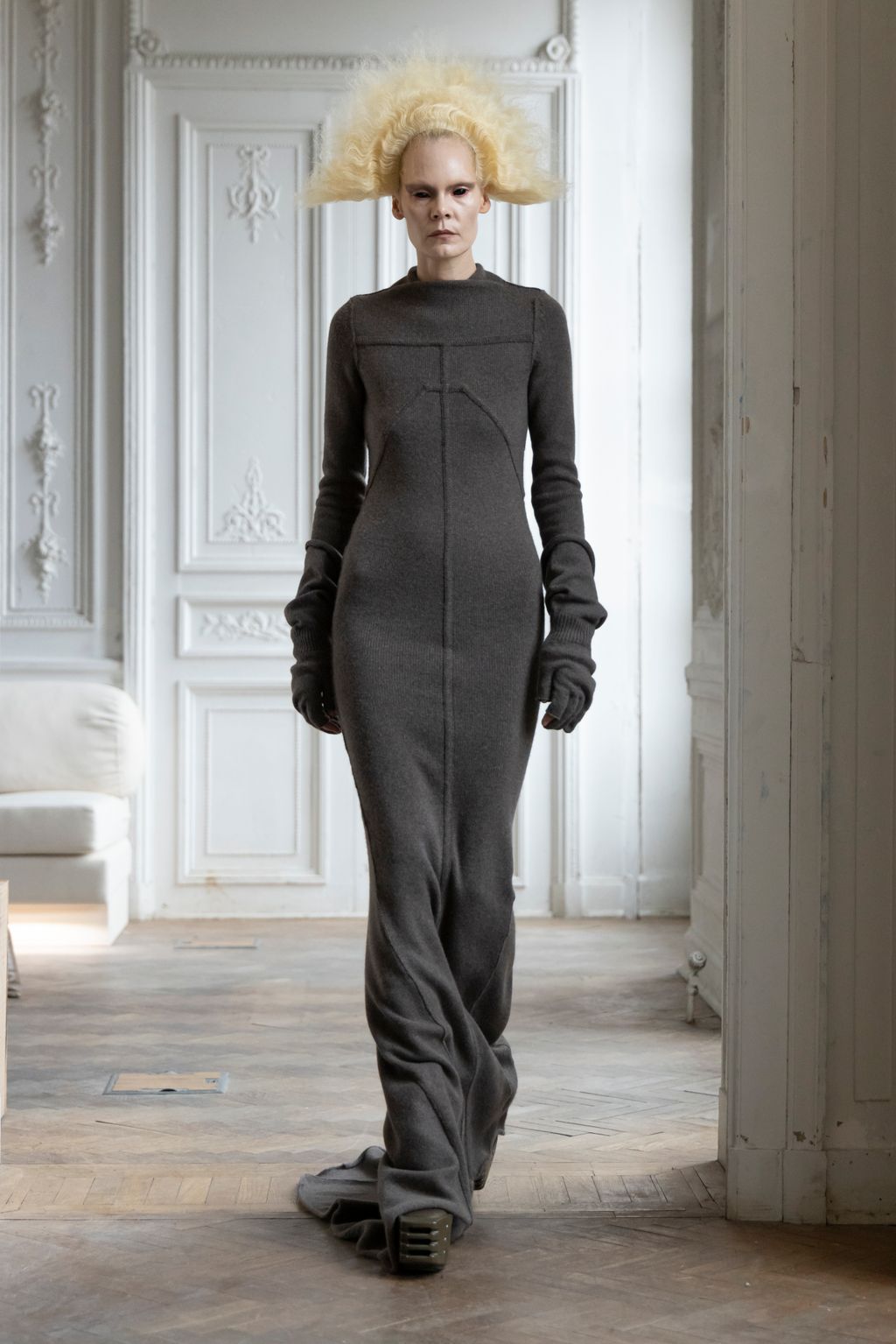 Fashion Week Paris Fall/Winter 2024 look 8 de la collection Rick Owens womenswear