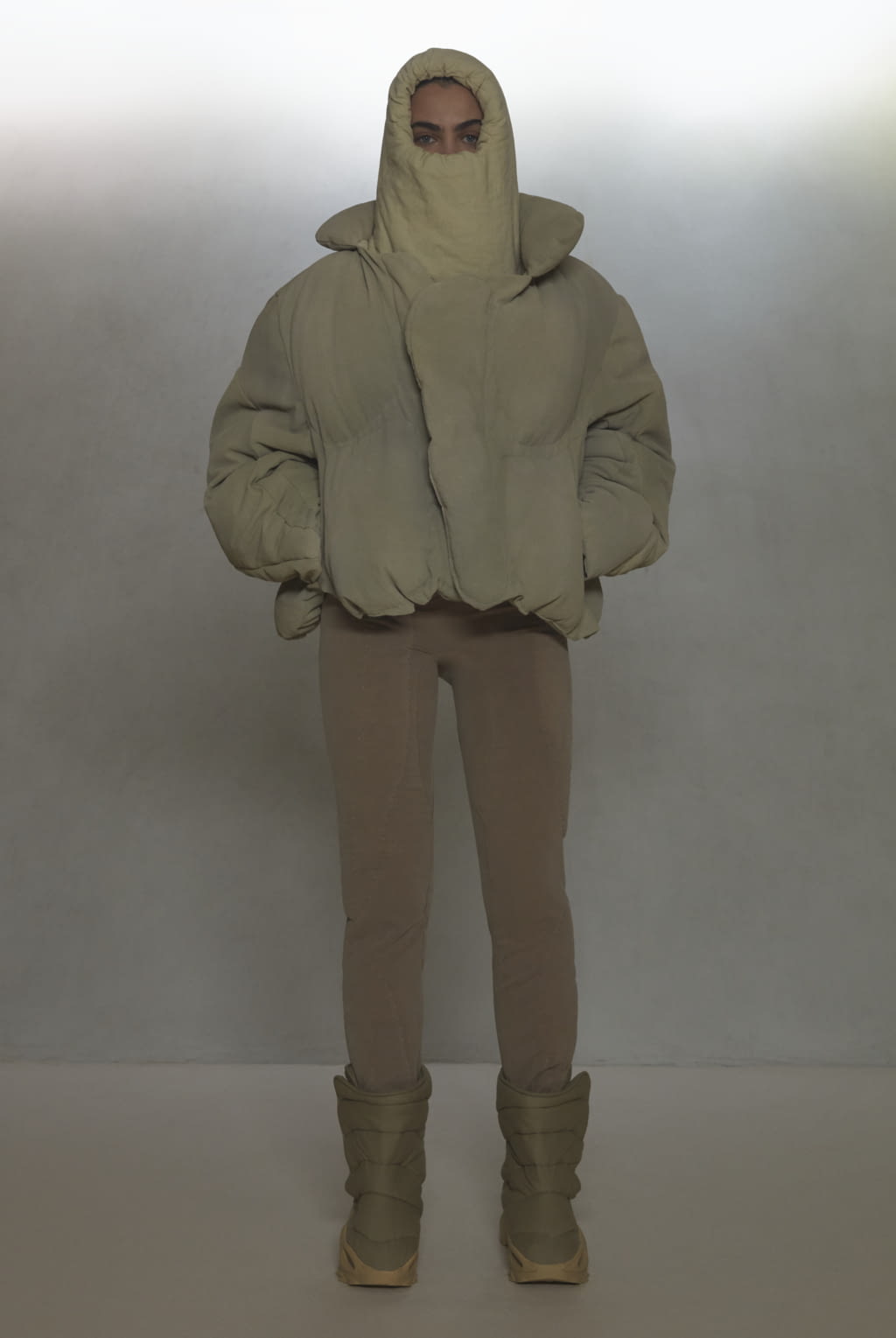Fashion Week Paris Fall/Winter 2020 look 9 from the Yeezy collection 女装