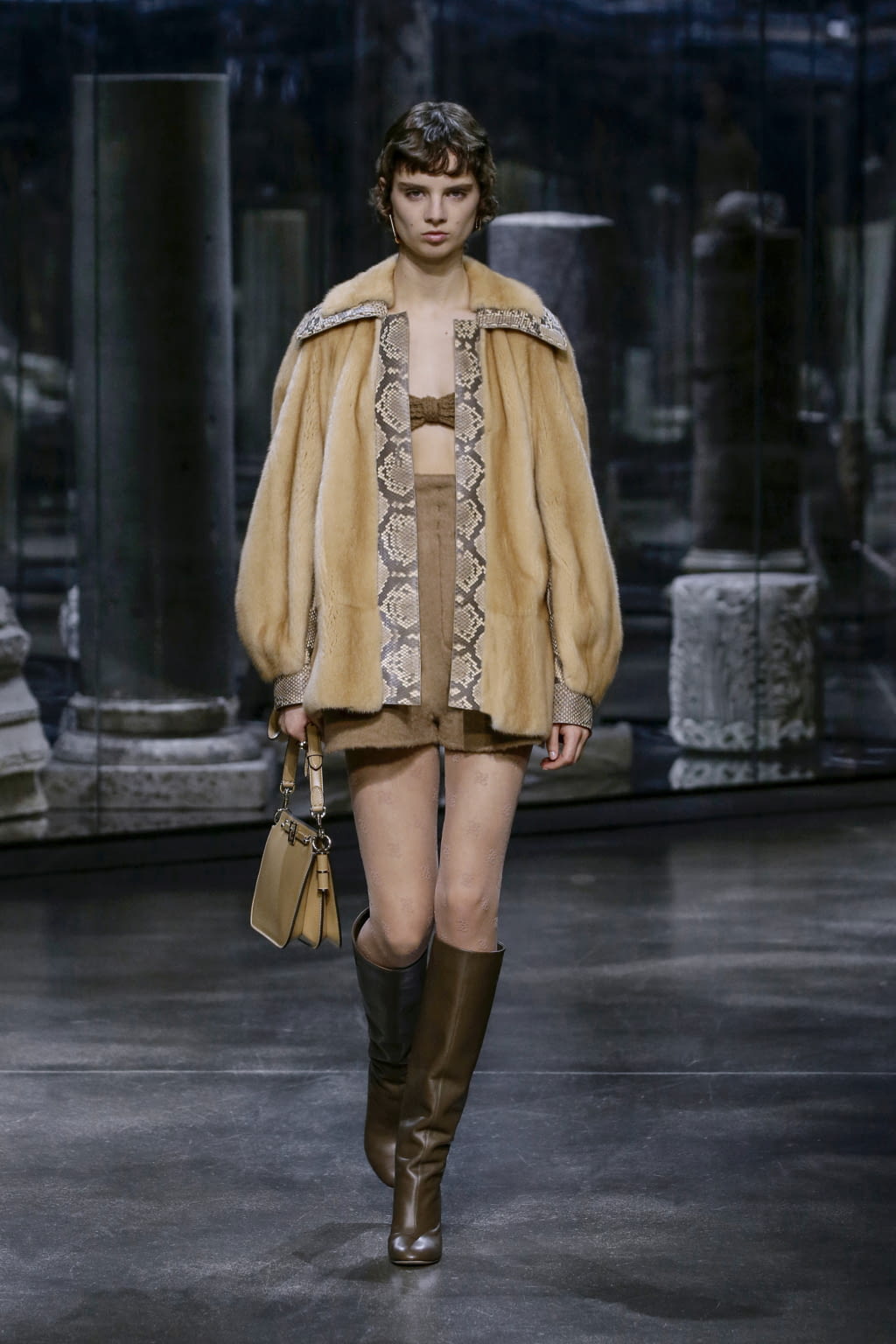 Fashion Week Milan Fall/Winter 2021 look 9 from the Fendi collection 女装