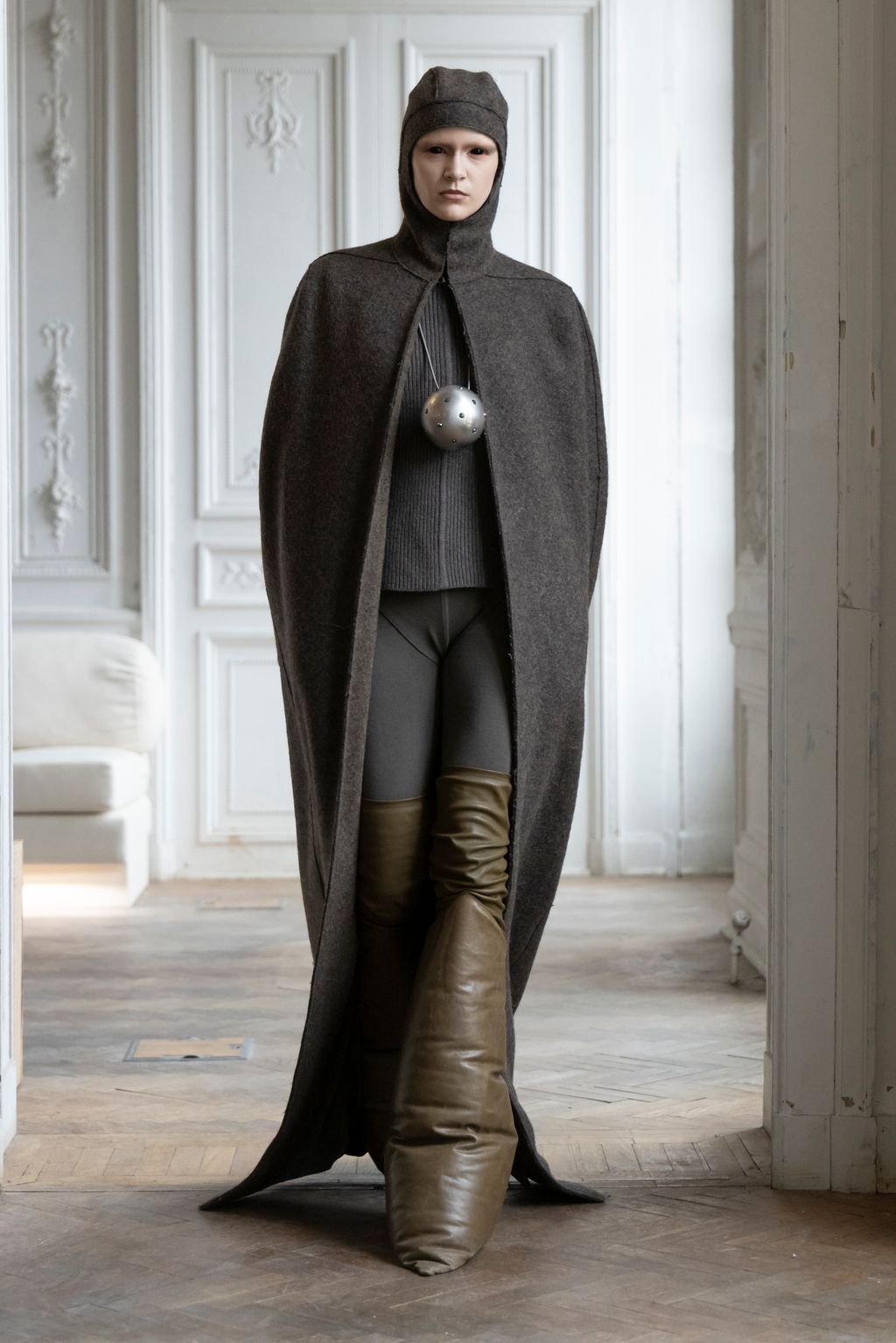 Fashion Week Paris Fall/Winter 2024 look 9 de la collection Rick Owens womenswear