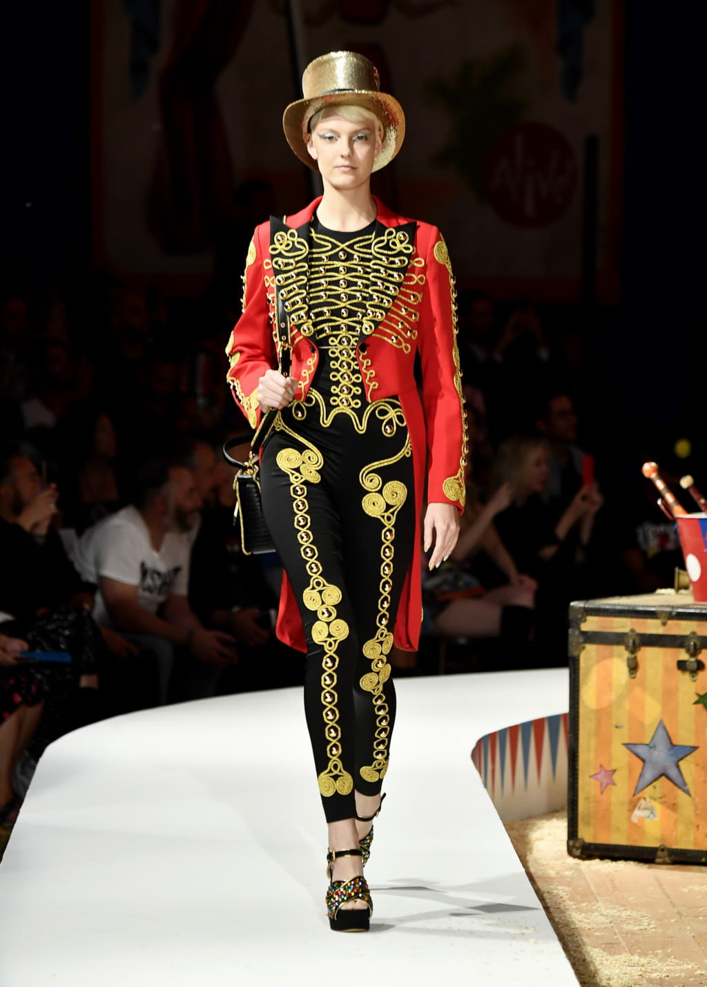 Fashion Week Milan Resort 2019 look 1 de la collection Moschino womenswear