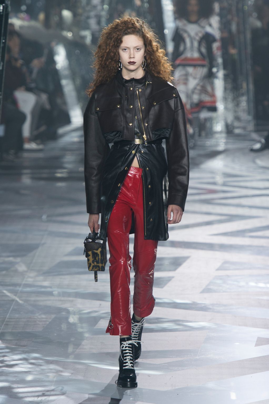Fashion Week Paris Fall/Winter 2016 look 1 from the Louis Vuitton collection 女装