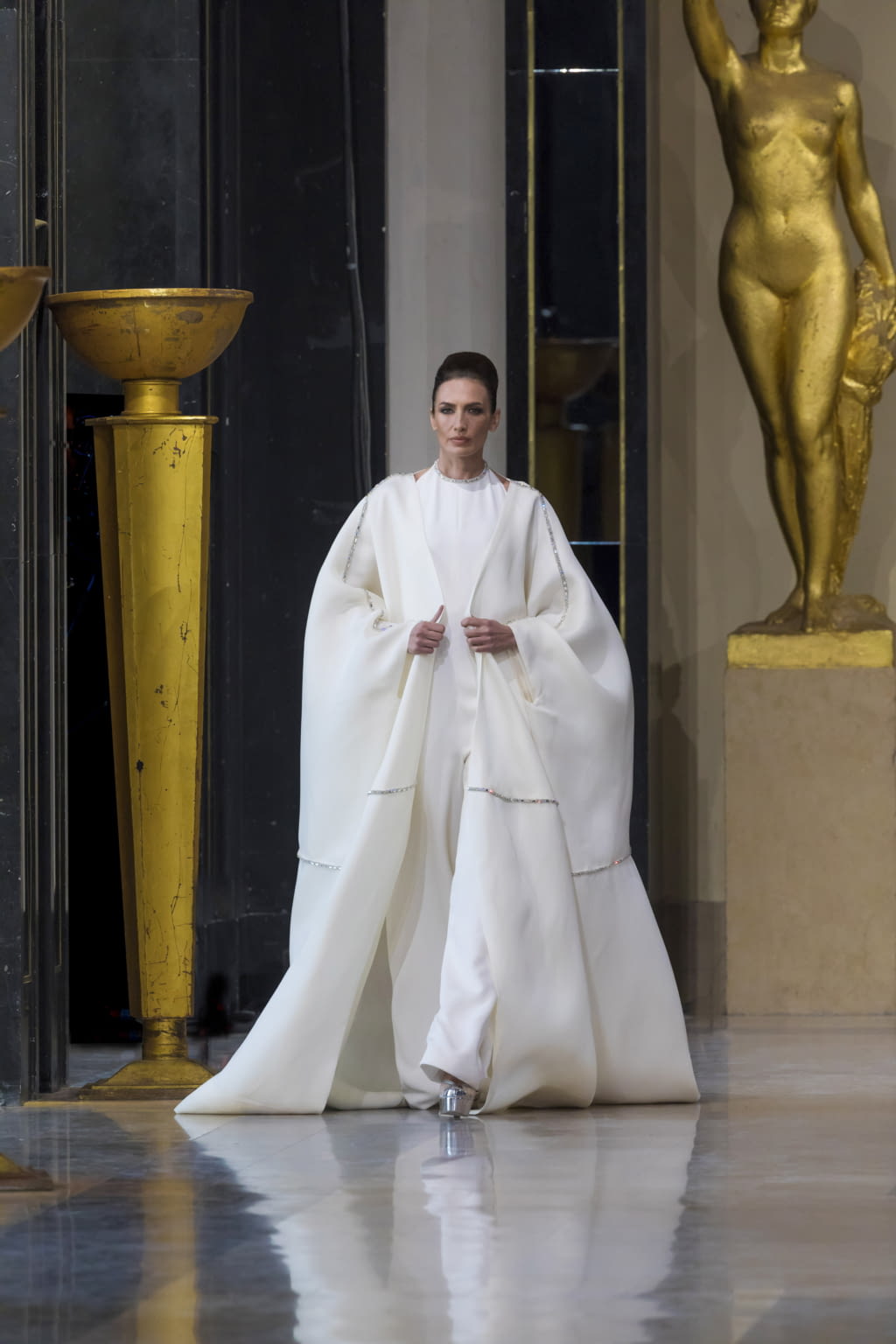Fashion Week Paris Spring/Summer 2020 look 1 from the Stephane Rolland collection couture