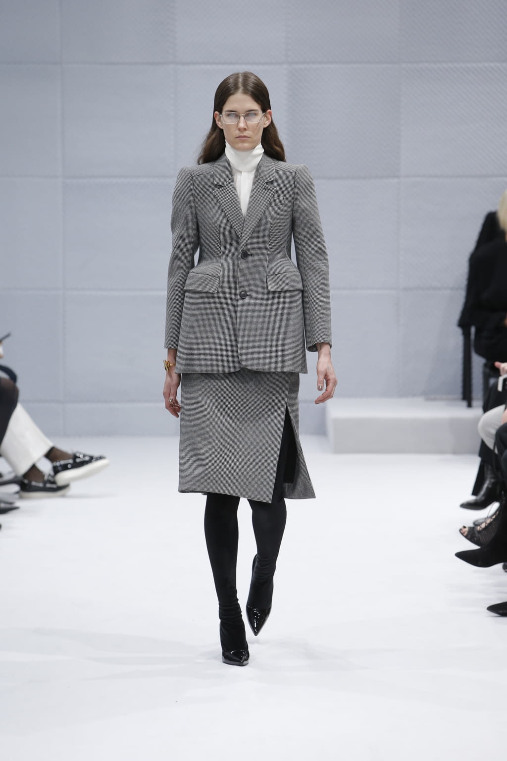 Fashion Week Paris Fall/Winter 2016 look 1 from the Balenciaga collection womenswear