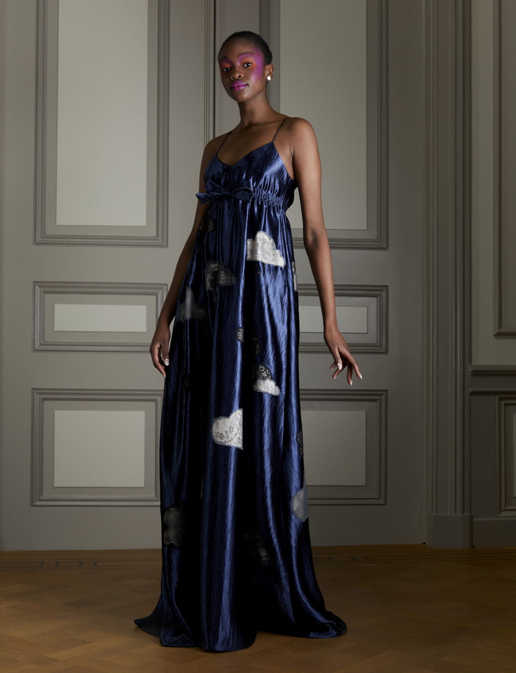 Fashion Week Paris Fall/Winter 2020 look 1 from the Viktor & Rolf collection couture