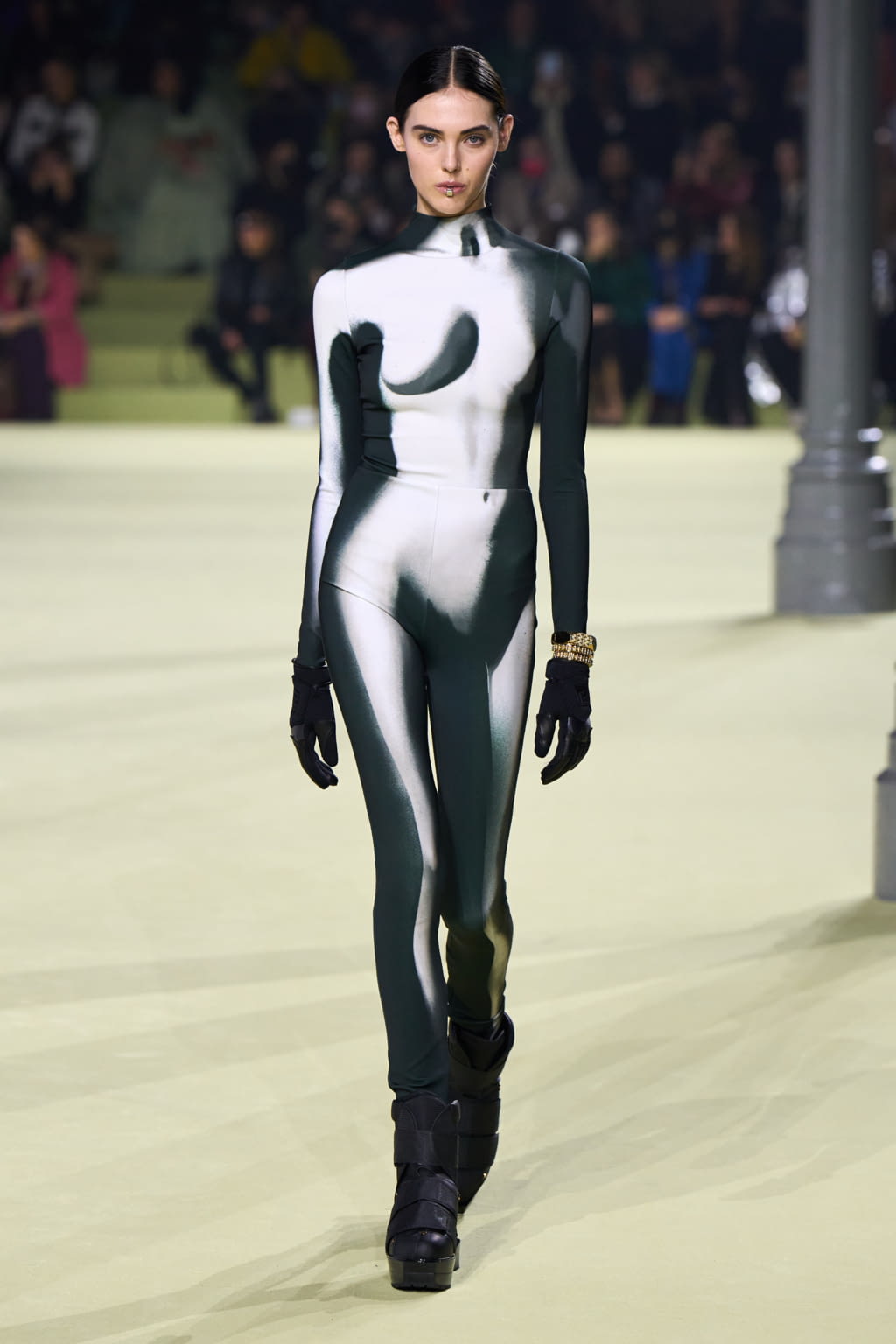 Fashion Week Paris Fall/Winter 2022 look 100 from the Balmain collection womenswear