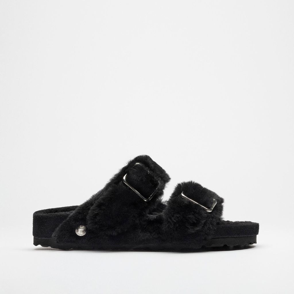 Fashion Week Paris Fall/Winter 2024 look 29 from the Birkenstock 1774 collection 女装配饰