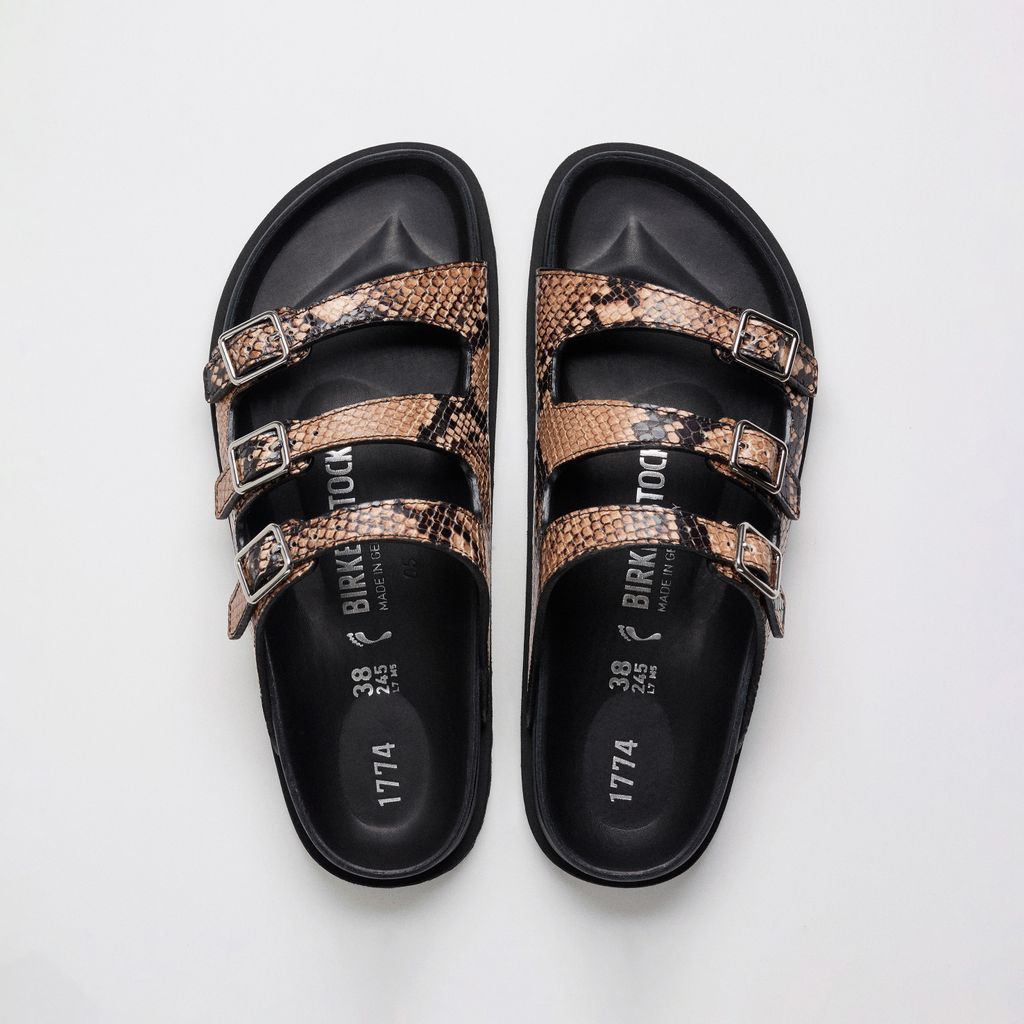 Fashion Week Paris Fall/Winter 2024 look 117 from the Birkenstock 1774 collection menswear accessories