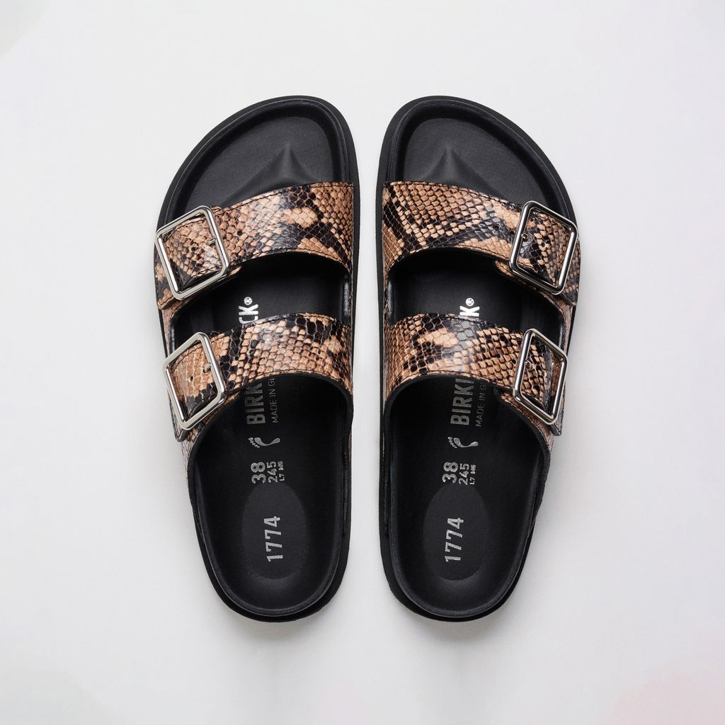 Fashion Week Paris Fall/Winter 2024 look 119 de la collection Birkenstock 1774 menswear accessories