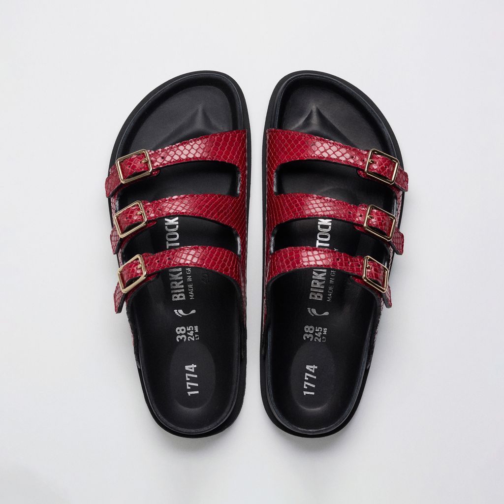 Fashion Week Paris Fall/Winter 2024 look 123 from the Birkenstock 1774 collection 女装配饰