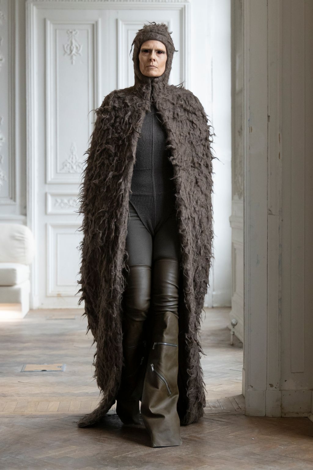 Fashion Week Paris Fall/Winter 2024 look 10 de la collection Rick Owens womenswear