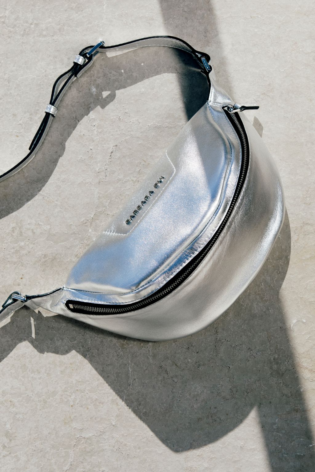 Fashion Week Paris Fall/Winter 2022 look 11 de la collection Barbara Bui womenswear accessories