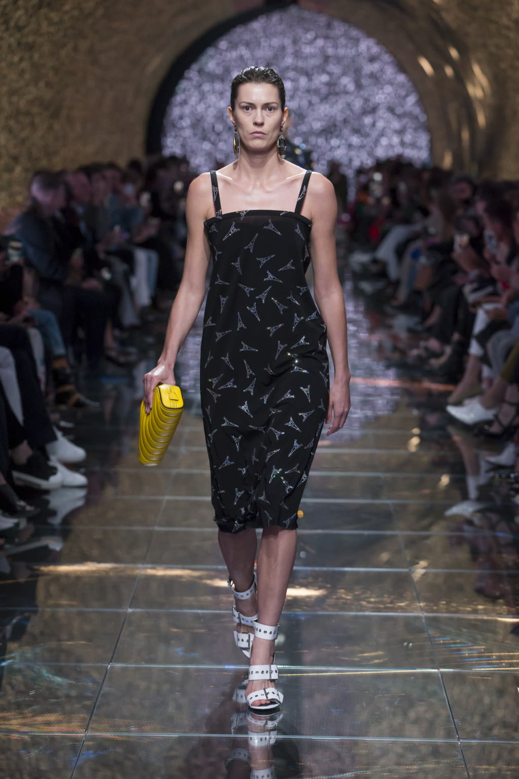 Fashion Week Paris Spring/Summer 2019 look 11 from the Balenciaga collection womenswear