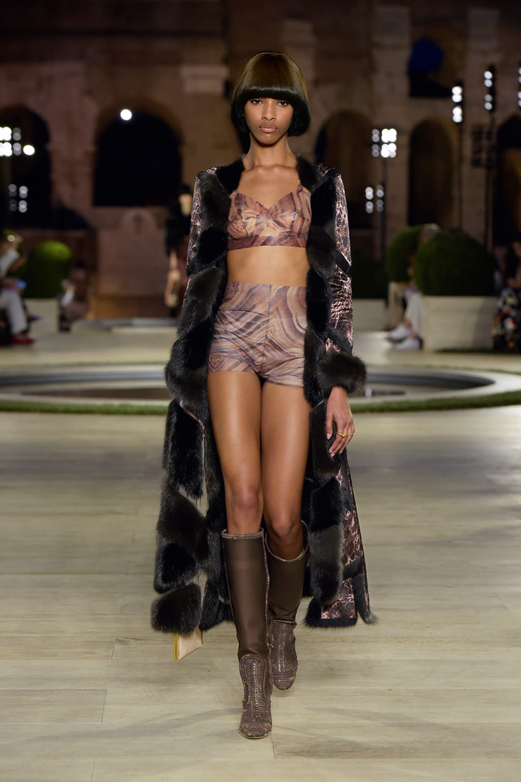 Fashion Week Milan Fall/Winter 2019 look 12 de la collection Fendi couture