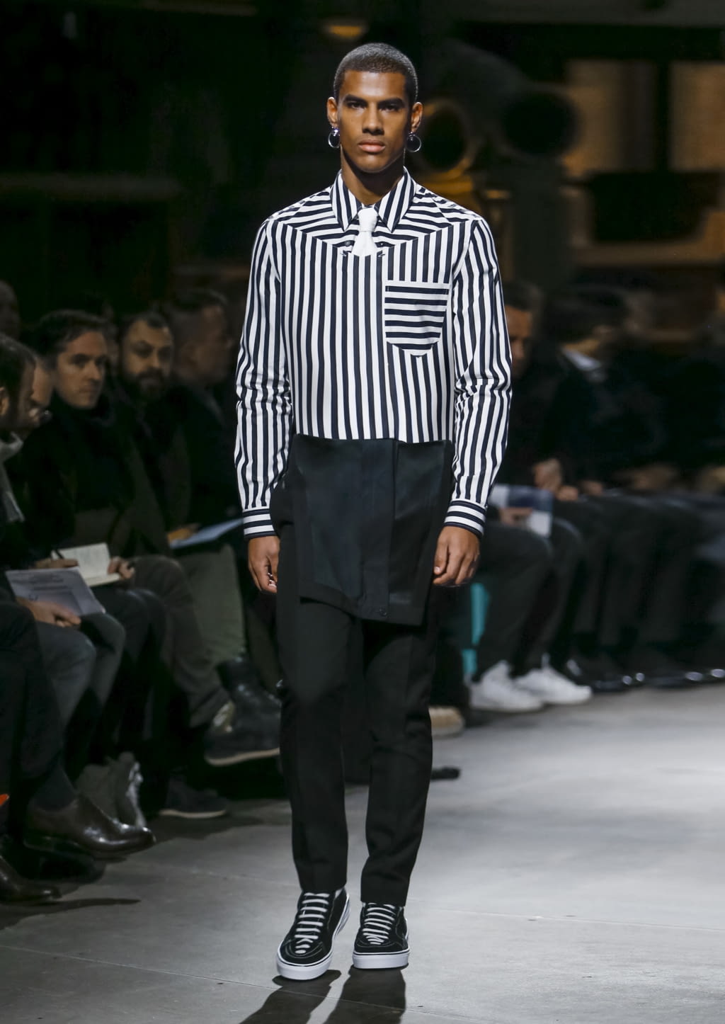 Fashion Week Paris Fall/Winter 2017 look 12 from the Givenchy collection menswear