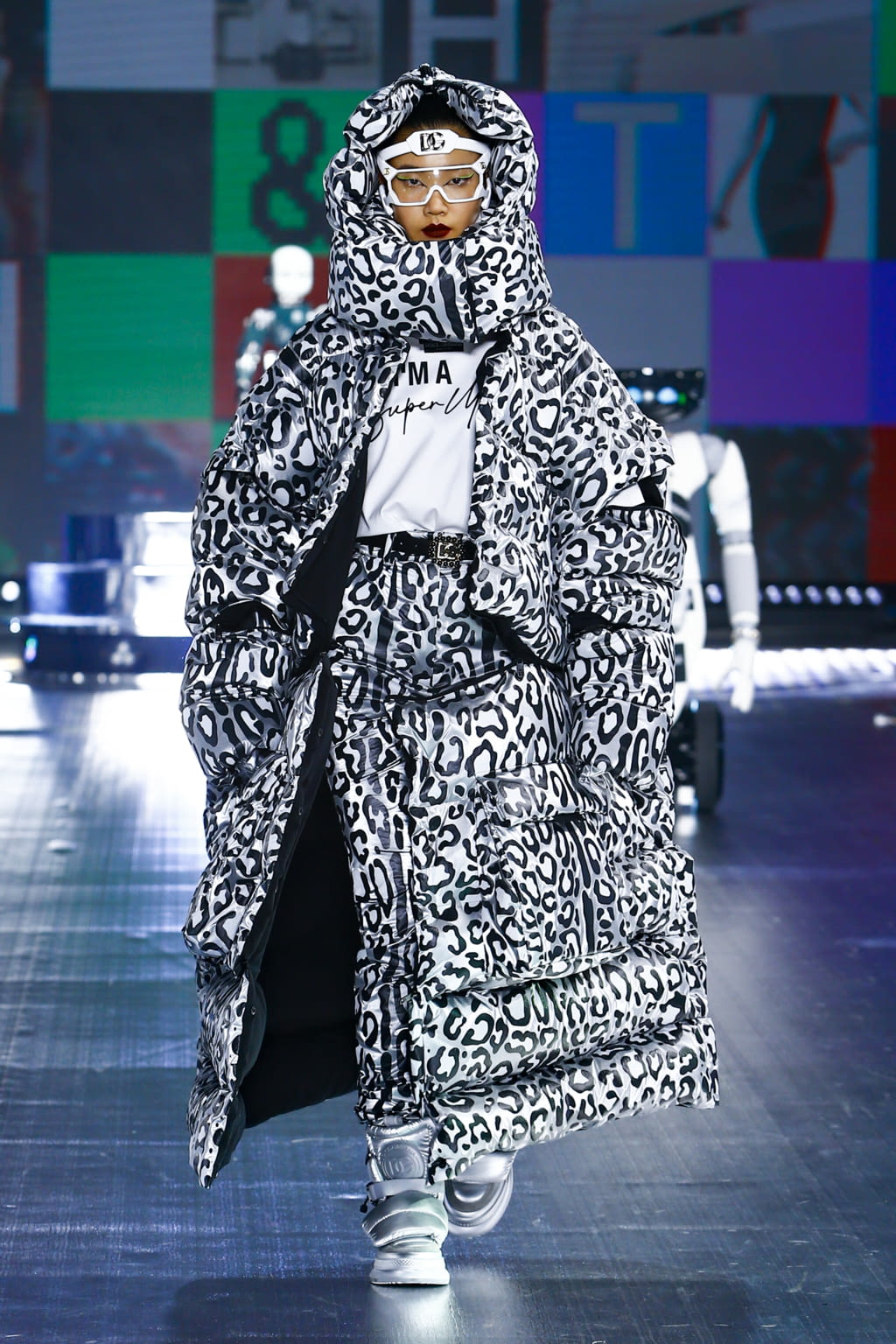 Fashion Week Milan Fall/Winter 2021 look 130 from the Dolce & Gabbana collection womenswear