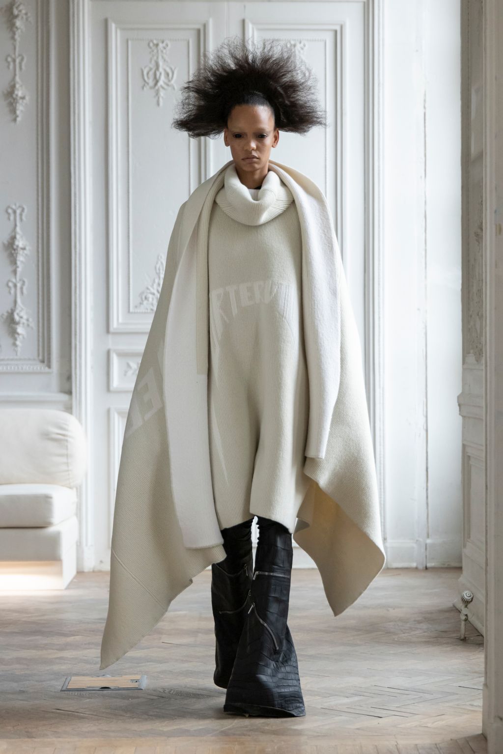 Fashion Week Paris Fall/Winter 2024 look 12 from the Rick Owens collection womenswear