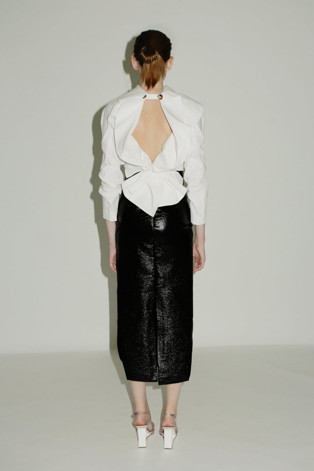 Fashion Week London Pre-Fall 2019 look 14 from the A.W.A.K.E MODE collection 女装